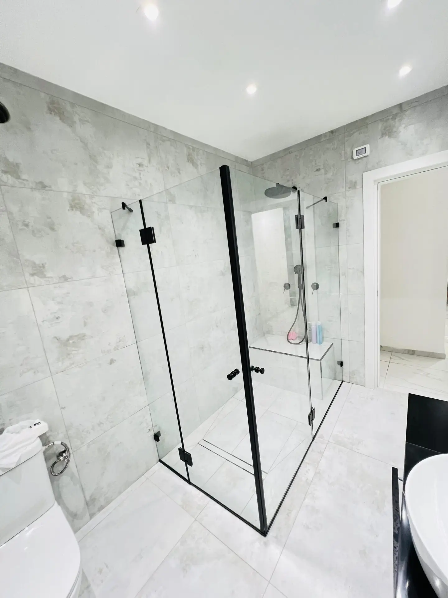 מקלחון 8 מ"מ ללא פרופילים בעיצוב יוקרתי - מקלחון שופס