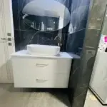 ארון אמבטיה תלוי מעוצב בסגנון מודרני עם שטח אחסון רחב